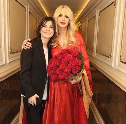 Прильнула к груди: продюсер Лободы интимно обратилась к певице (фото)