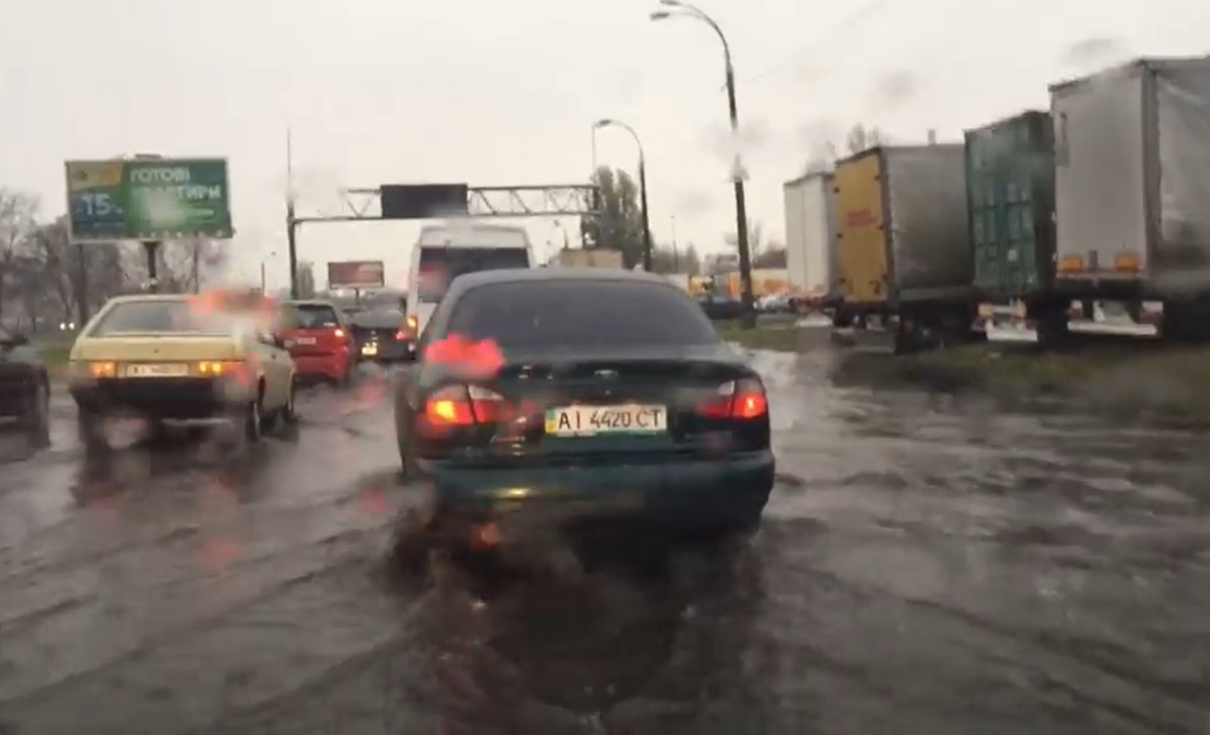 Злива перетворила вулиці Києва у бурхливі річки: вражаючі відео