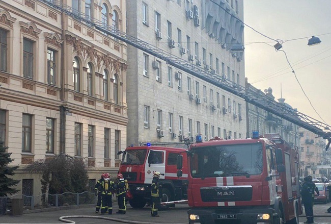 У Києві горить Міністерство культури: всередині заблоковані люди (відео)