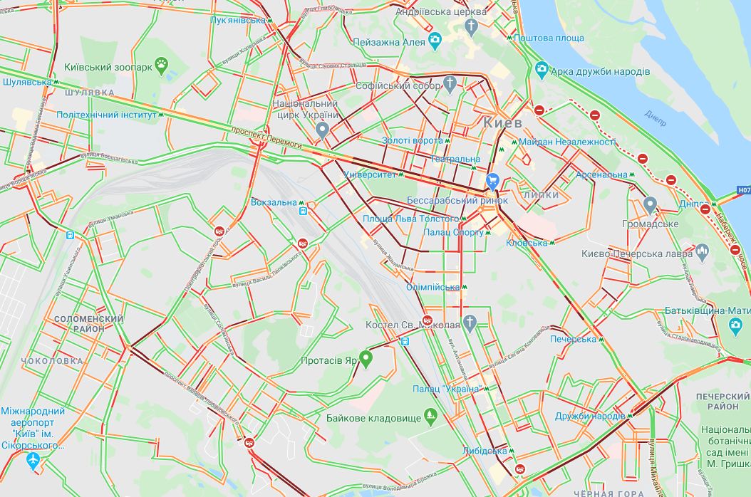 В Києві на центральних вулицях не працюють світлофори, утворилися затори
