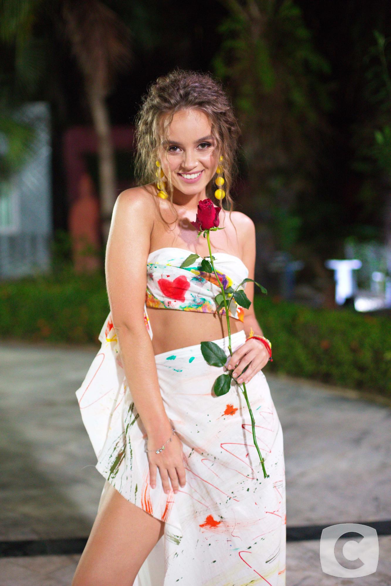 Холостяк-10 п'ятий випуск: учасниці вражають унікальними образами в стилі батік