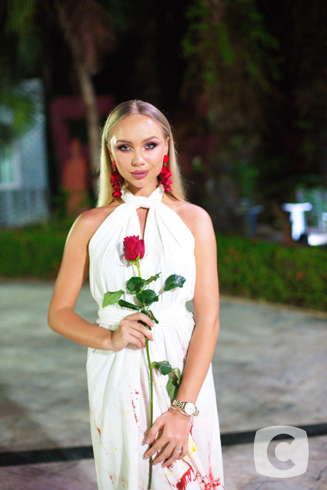 Холостяк-10 п'ятий випуск: учасниці вражають унікальними образами в стилі батік