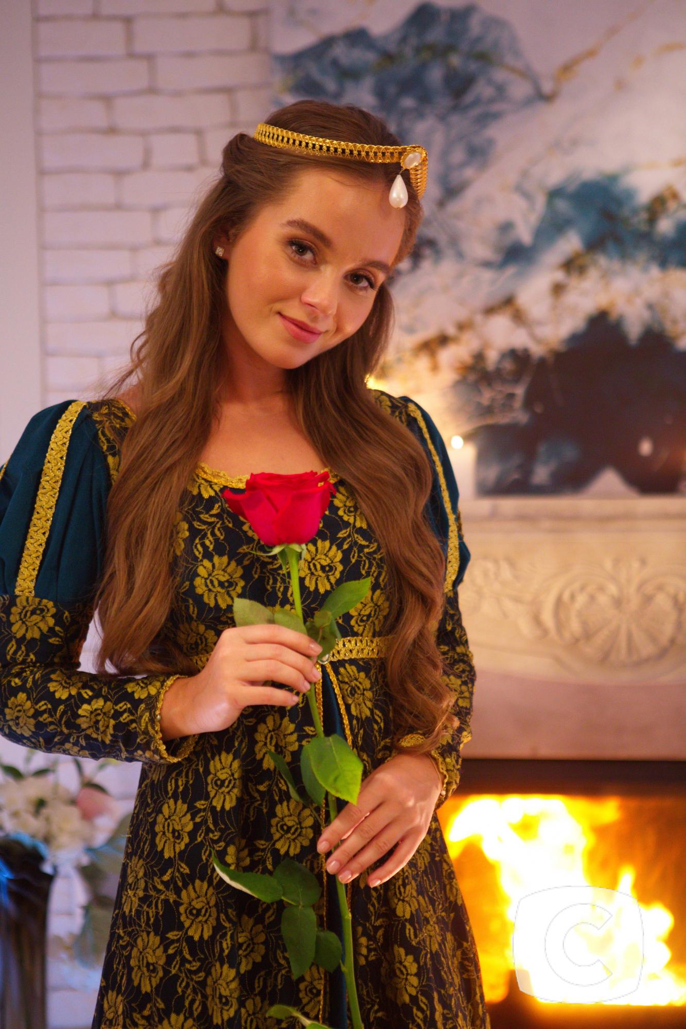 Учасниці шоу Холостяк-10 вразили образами на вечірці: від Монашки до Мальвіни