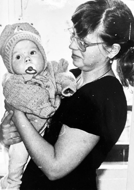 Катерина Кухар зворушила архівними фото з мамою та історією з дитинства