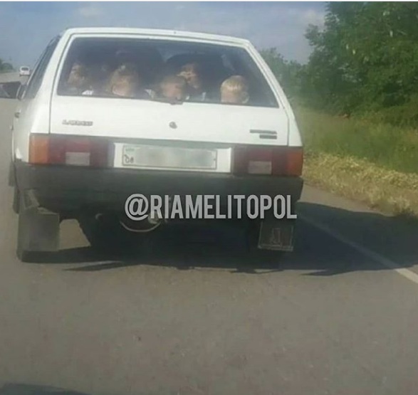 Утрамбували 13 дітей у старий ВАЗ і поїхали в Кирилівку: фото "дикої" витівки