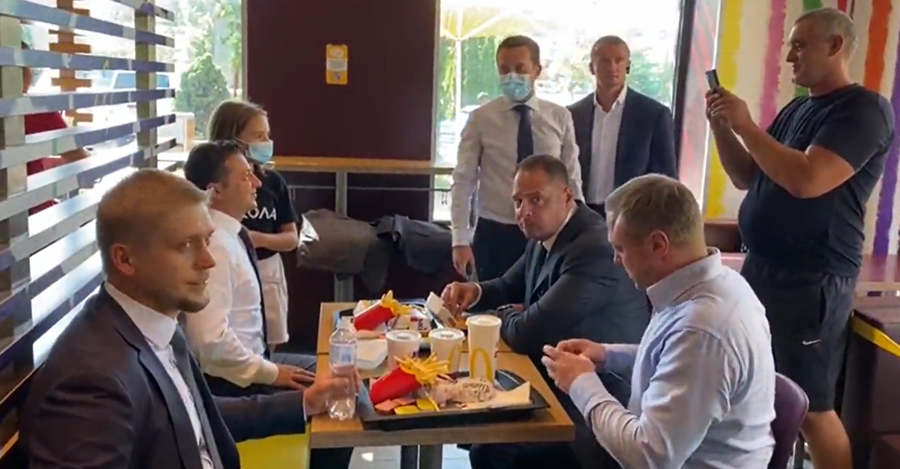 Без сиру - це гамбургер? Зеленський в масці заглянув в МакДональдз (відео)