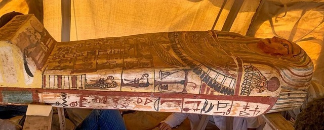 В Египте нашли 14 неповрежденных 2500-летних саркофагов: яркие фото