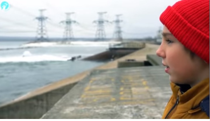 Ребенок с большим сердцем: на Донбассе мальчик спасает от голодной смерти животных