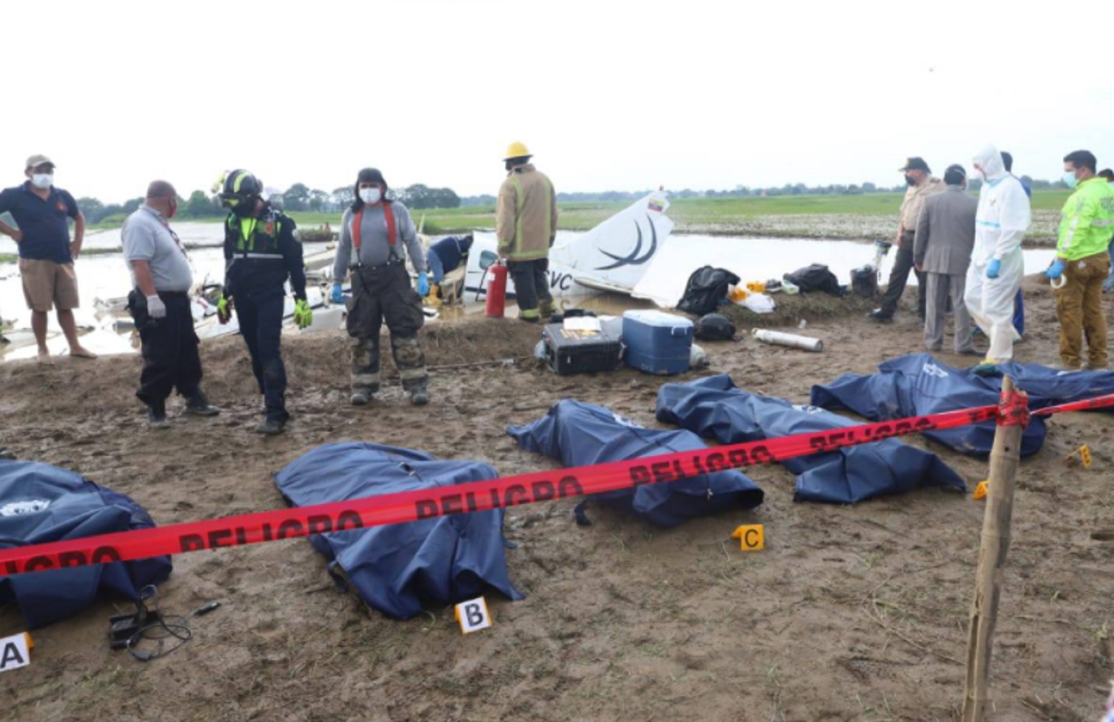 Шесть человек погибли при крушении самолета в Эквадоре