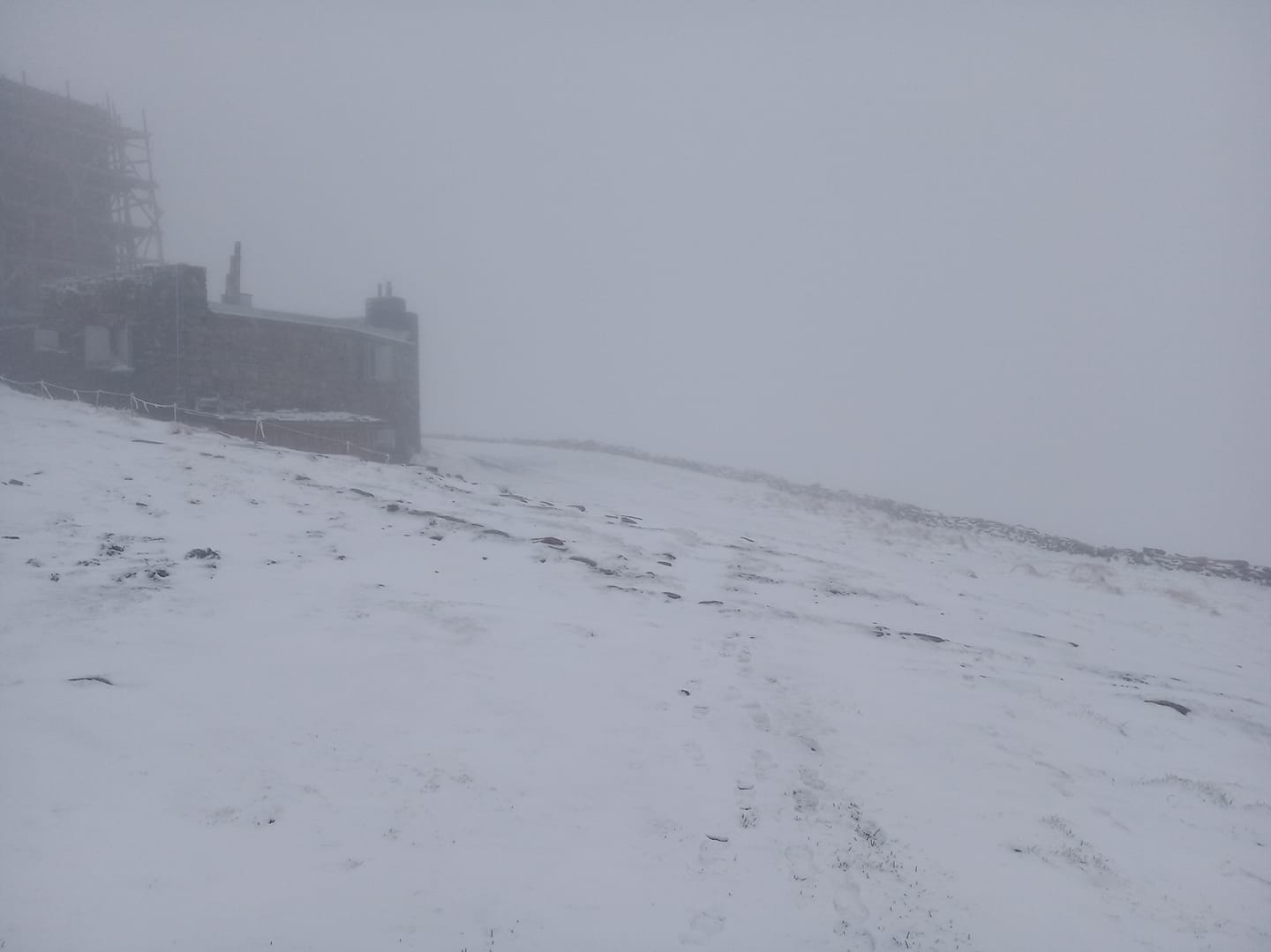 Карпаты засыпает снегом, в других регионах Украины идут дожди