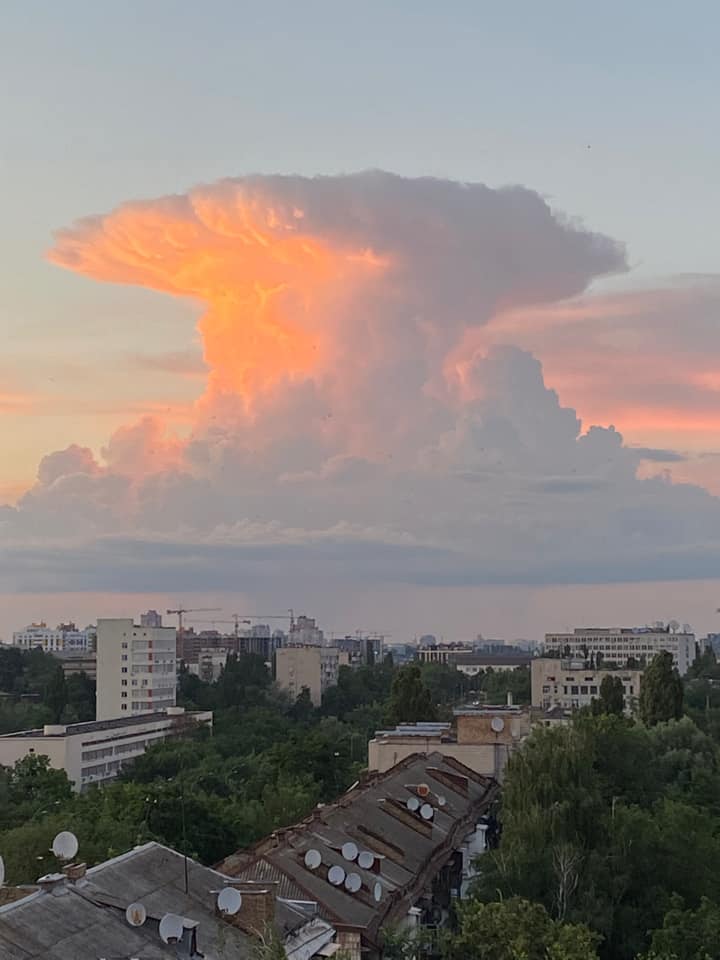 &quot;Ядерні&quot; хмари налякали жителів Києва: &quot;невже Чорнобиль?&quot;