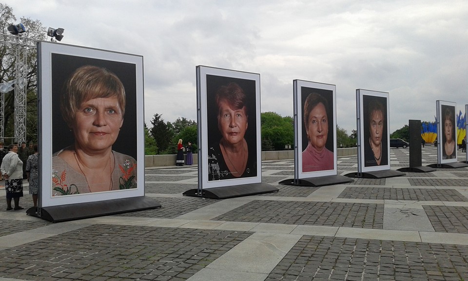 Порошенко привітав матерів героїв