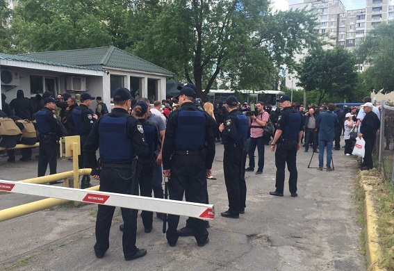 Поліція затримала підозрюваних в організації вибуху на автостоянці в Києві