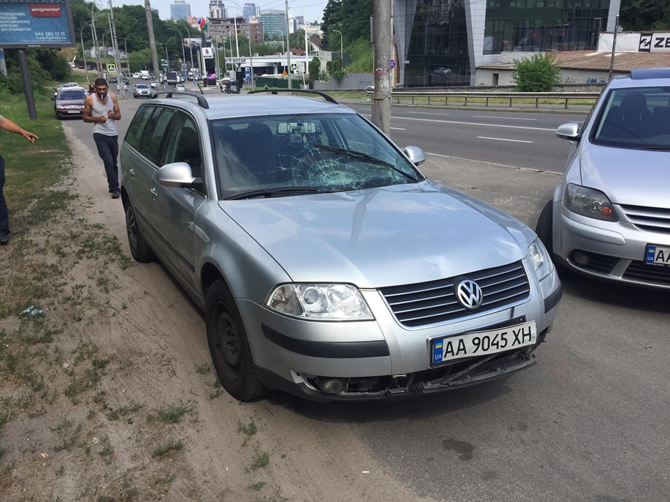 Журналіст затримав водія, який збив дівчат на переході в Києві (фото)