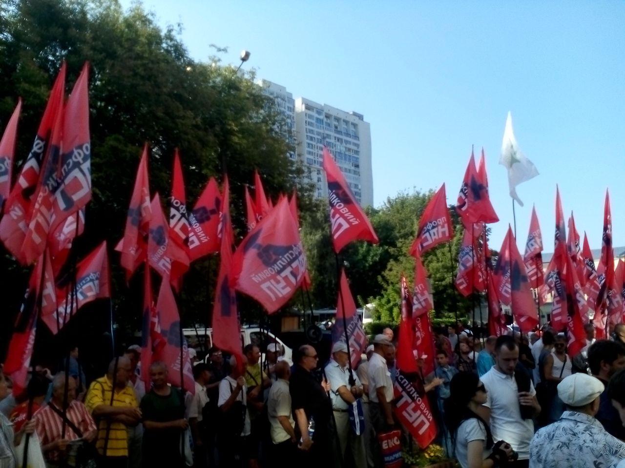 Под ФГИ более тысячи представителей профсоюзов требуют остановить продажу 8 облэнерго