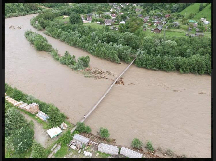 Руйнівна повінь у Карпатах: як це було в 2008-му (фото)