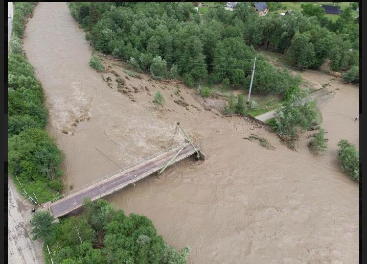 Руйнівна повінь у Карпатах: як це було в 2008-му (фото)