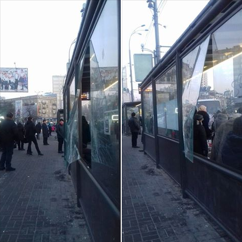 В Киеве вандалы разгромили новую "умную" остановку