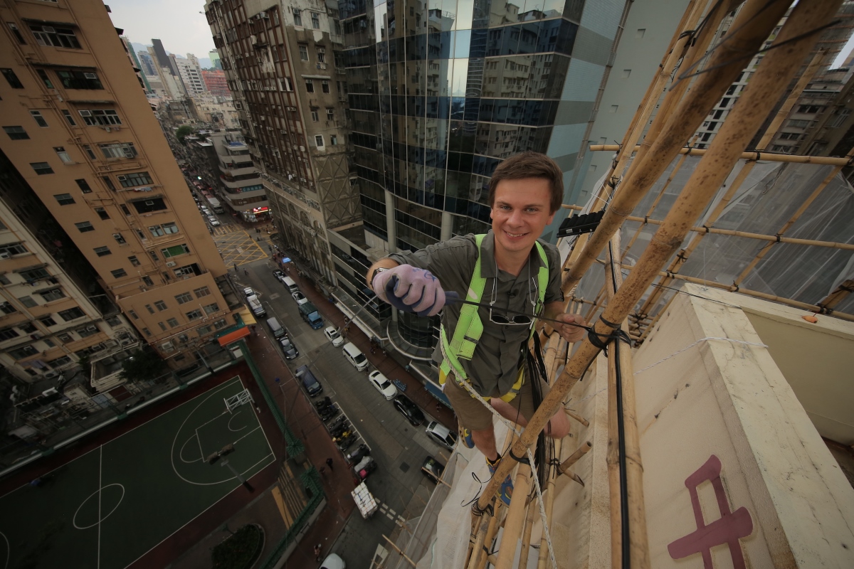 Дмитро Комаров дізнається свою долю у китайських провісників