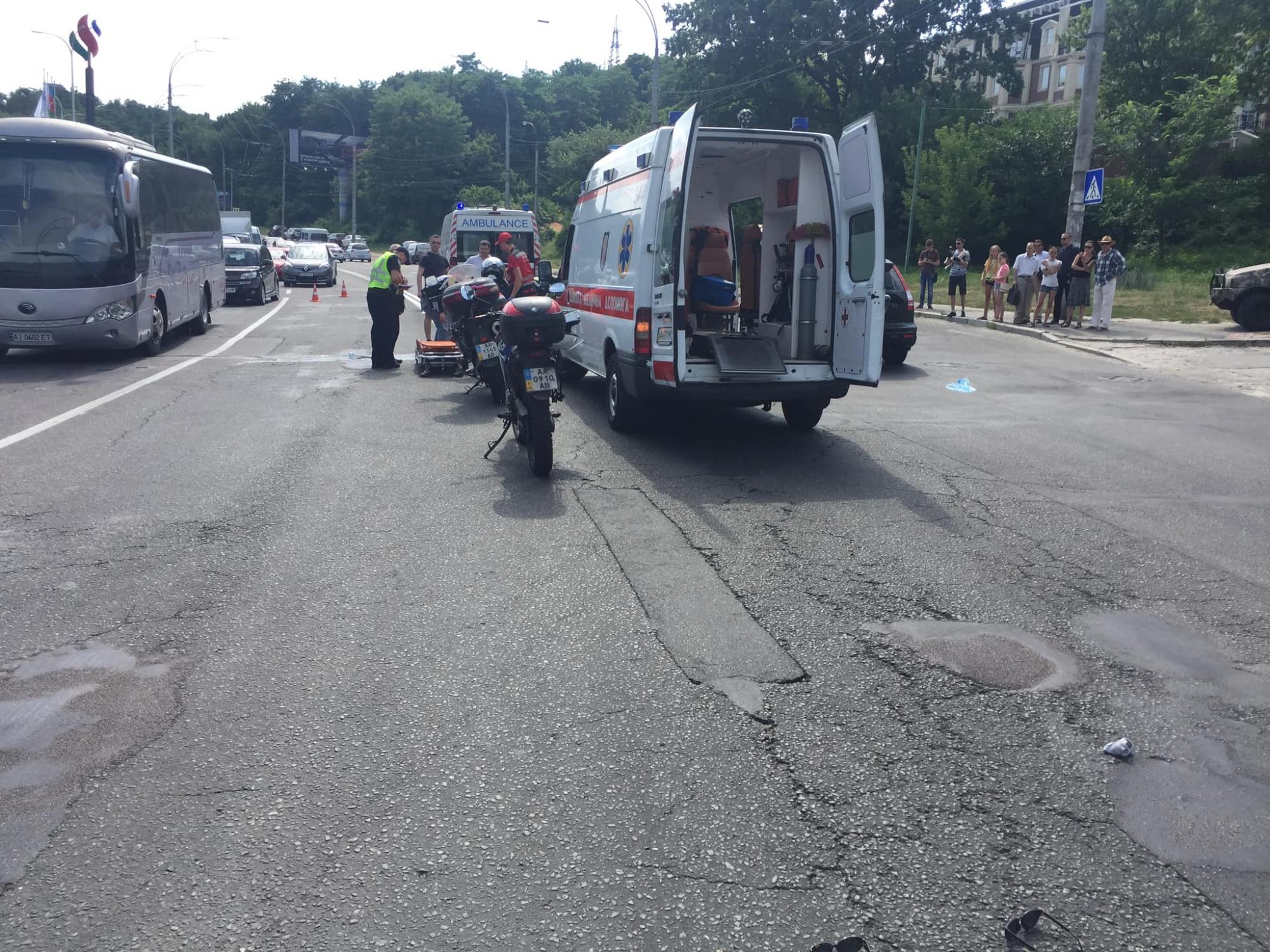 Журналіст затримав водія, який збив дівчат на переході в Києві (фото)