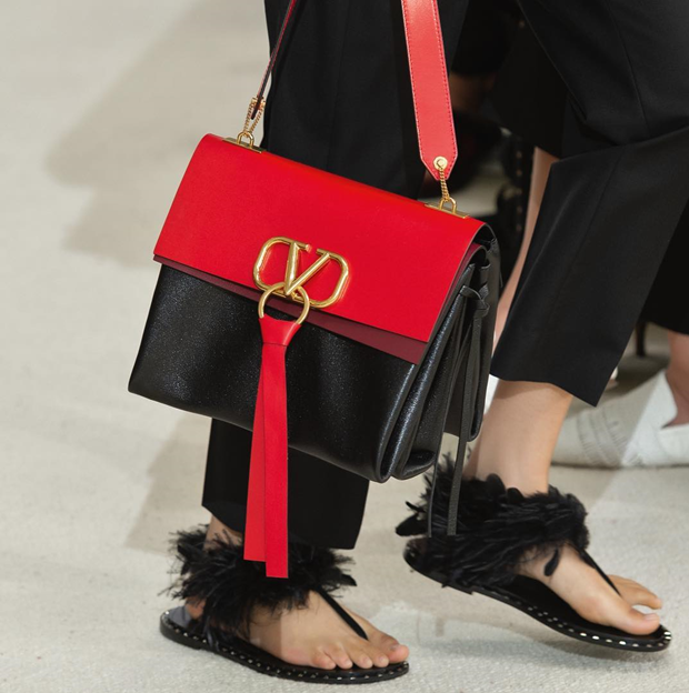 Босоніжки з пір'ям марабу: як і з чим носити головний взуттєвої тренд літа