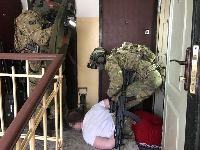 У Києві СБУ викрила групу торгівців вивезеною із АТО зброєю