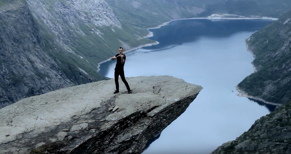 Украинский скрипач сыграл на всемирно известной скале над пропастью: впечатляющее видео