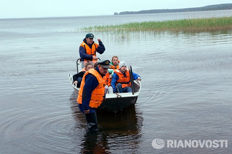 Човен з врятованими в Карелії дітьми підпливає до берега
