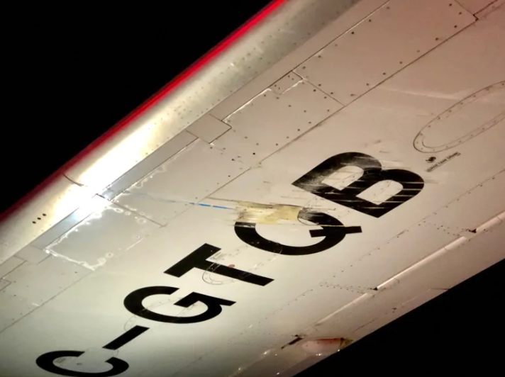 В аэропорту Канады самолет Трюдо столкнулся с автобусом