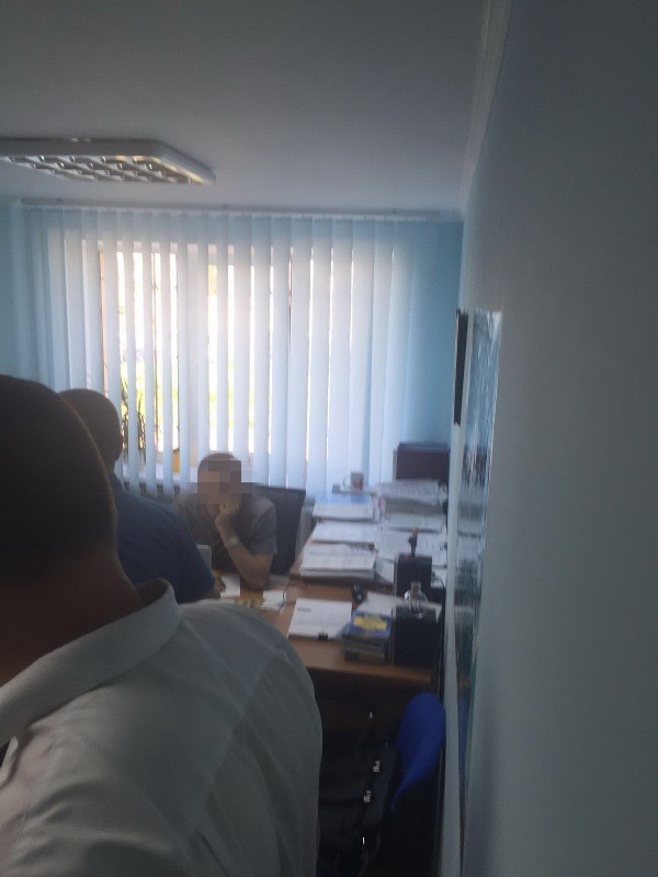 На хабарі затримали трьох прокурорів