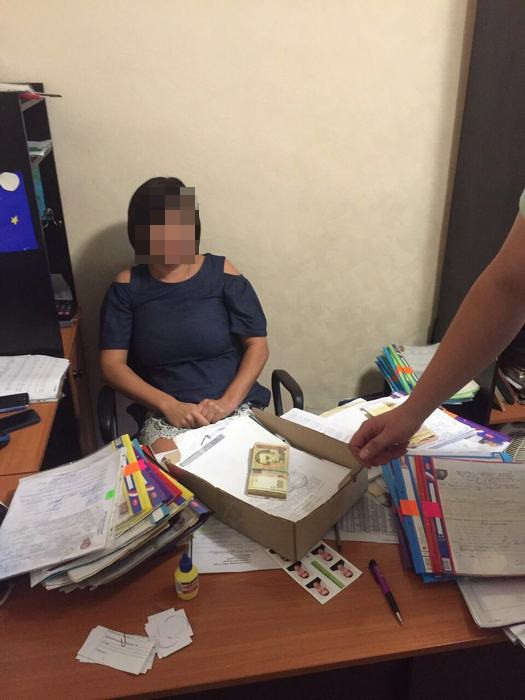 СБУ затримала на хабарі співробітника поліції