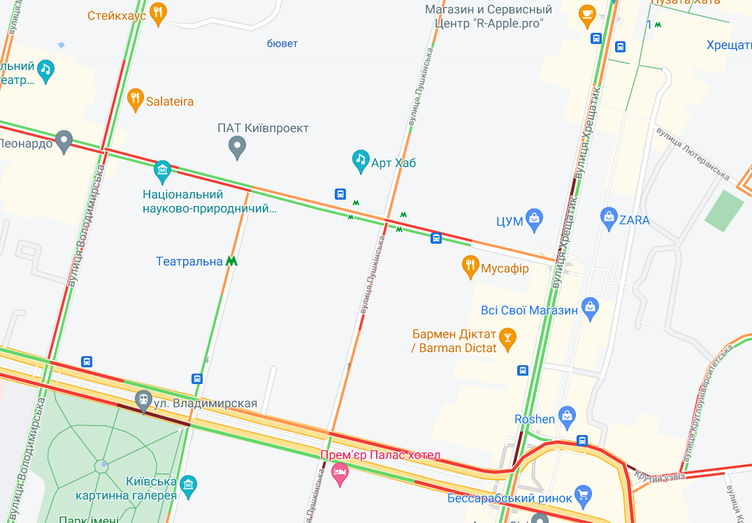 В центре Киева произошел прорыв теплотрассы. Без горячей воды остались 4 дома