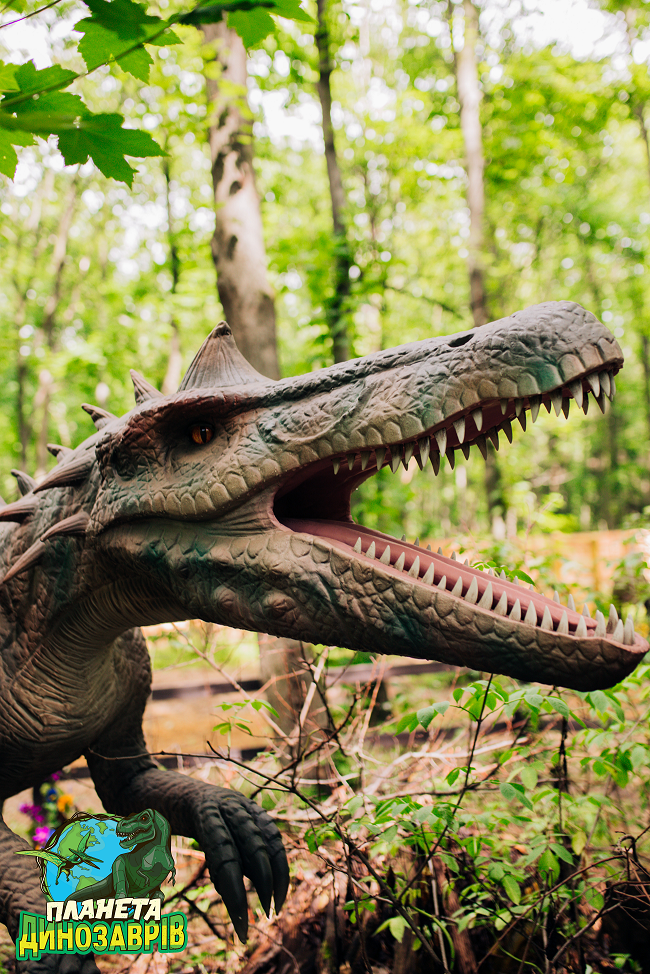 Грізні хижаки та велетенські травоїдні: киян запрошують відвідати "Планету динозаврів"