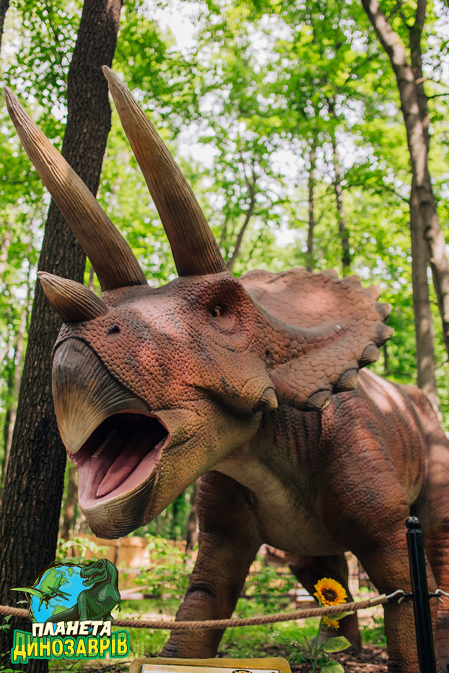 Грізні хижаки та велетенські травоїдні: киян запрошують відвідати "Планету динозаврів"