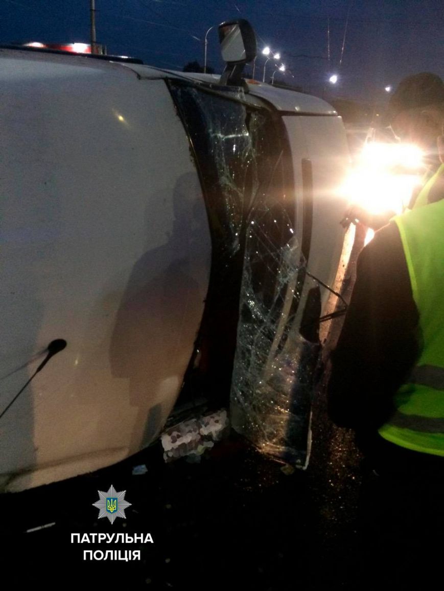 У Запоріжжі перекинулася маршрутка, є постраждалі