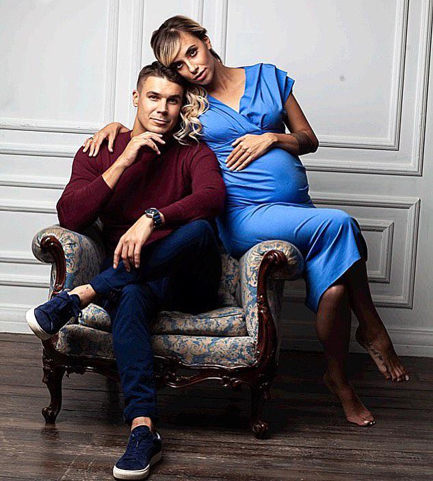 "Очі, як у кішки": екс-холостяк показав свою дружину і повідомив, що чекає дитину