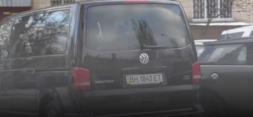 За Зеленским ездит микроавтобус компании из группы Коломойского