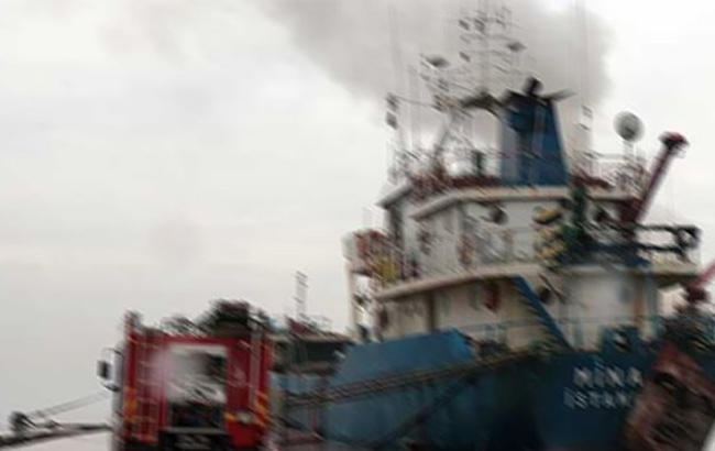 Неподалік Стамбула горить корабель, є поранені