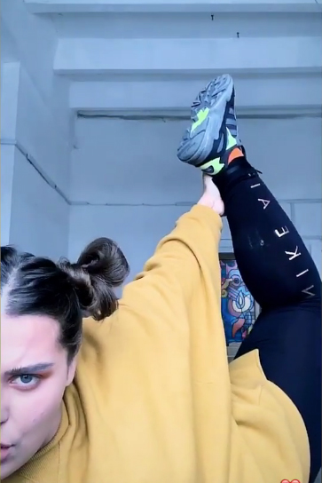 Неожиданно: вокалистка группы KAZKA продемонстрировала гимнастическую растяжку