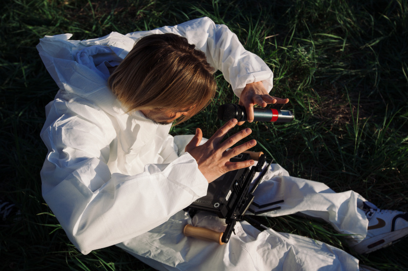 "Мусорная свалка и пластиковые пакеты": ONUKA и Алан Бадоев представили новый яркий клип