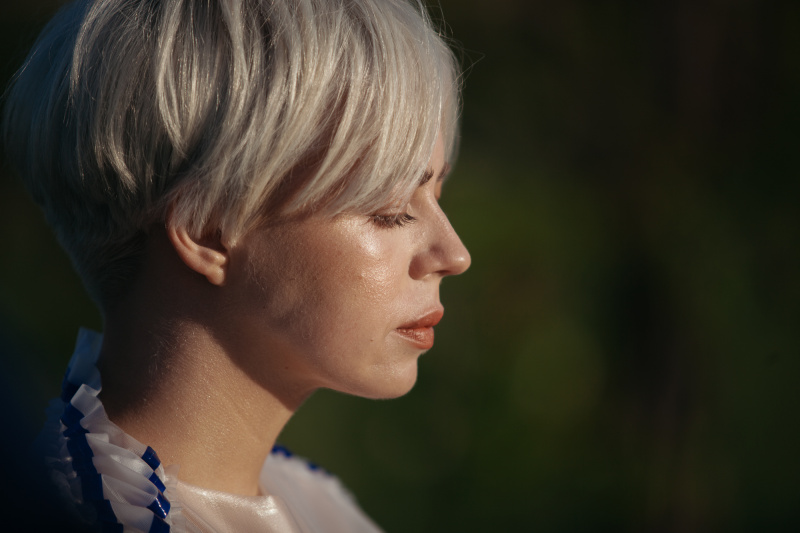 "Мусорная свалка и пластиковые пакеты": ONUKA и Алан Бадоев представили новый яркий клип