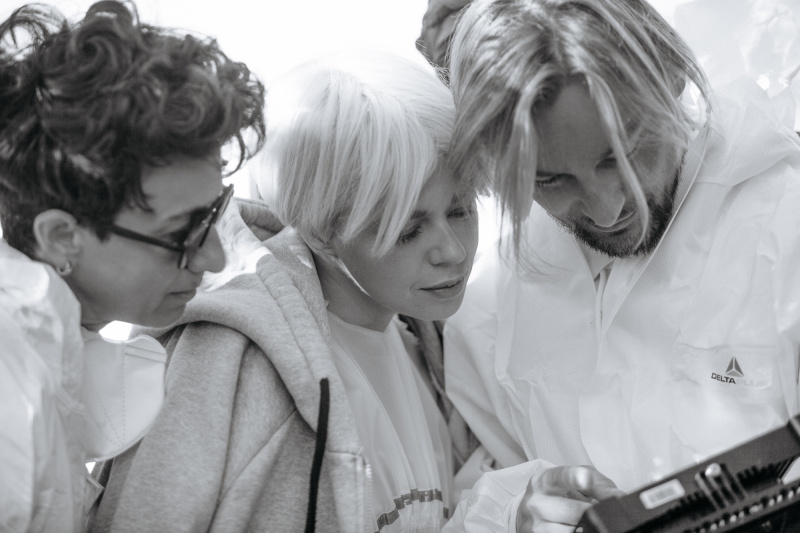 "Мусорная свалка и пластиковые пакеты": ONUKA и Алан Бадоев представили новый яркий клип