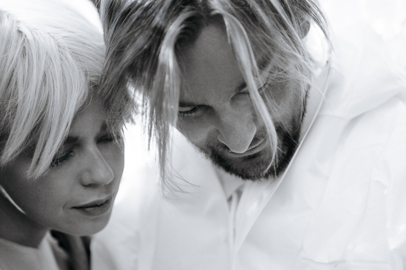 "Мусорная свалка и пластиковые пакеты": ONUKA и Алан Бадоев представили новый яркий клип