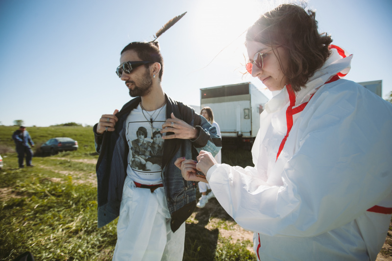 "Мусорная свалка и пластиковые пакеты": ONUKA и Алан Бадоев представили новый яркий клип