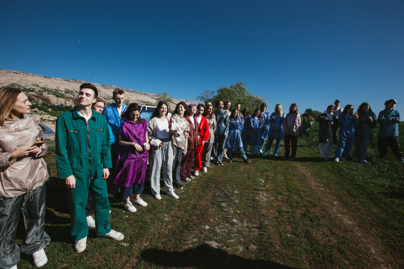 "Мусорная свалка и пластиковые пакеты": ONUKA и Алан Бадоев представили новый яркий клип