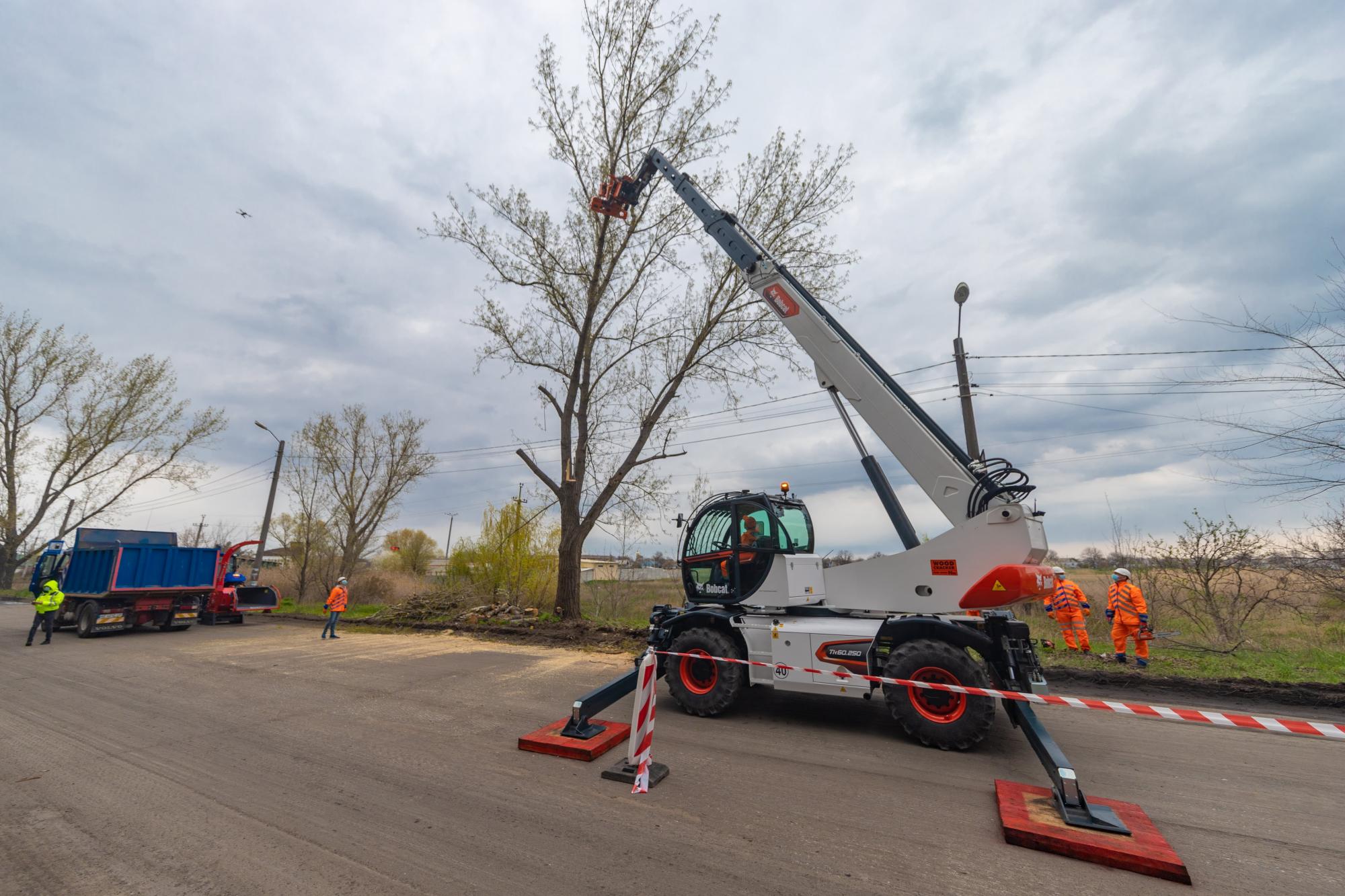 В Днепре презентовали единственный в Украине телескопический манипулятор для удаления аварийных деревьев