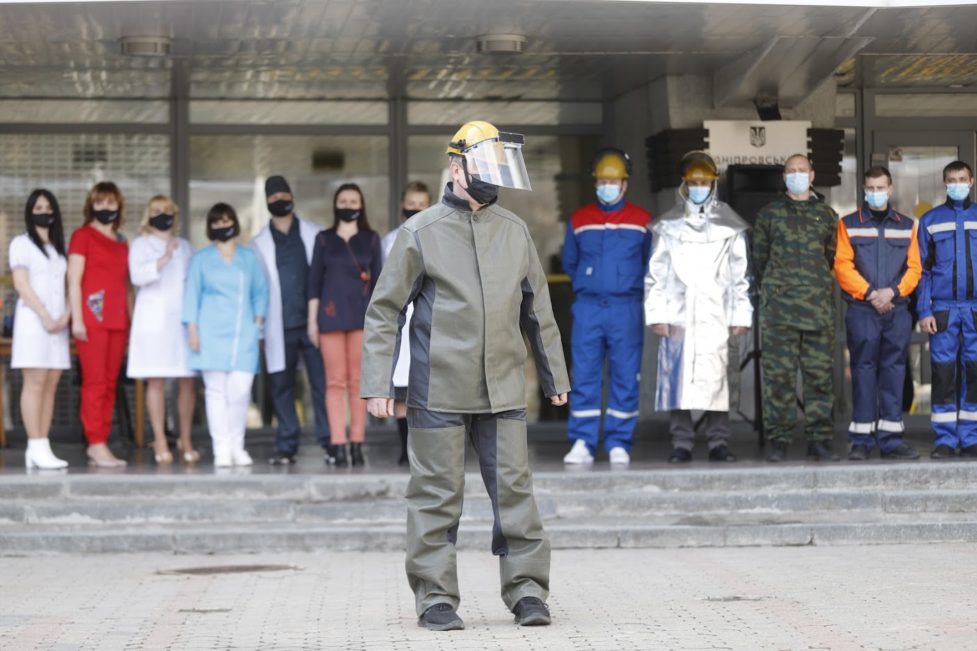 В Днепре провели дефиле в защитных костюмах для работников разных сфер