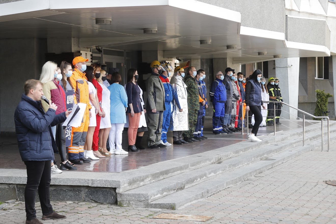 У Дніпрі провели дефіле у захисних костюмах для працівників різних сфер