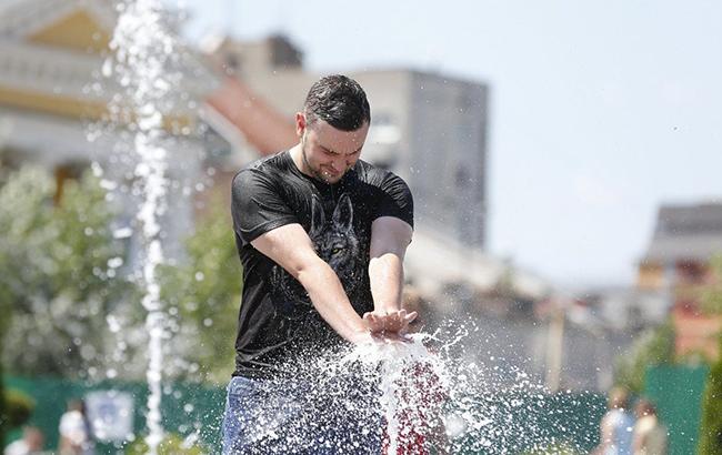 Спека, град і шквальний вітер: українців здивували прогнозом на вихідні