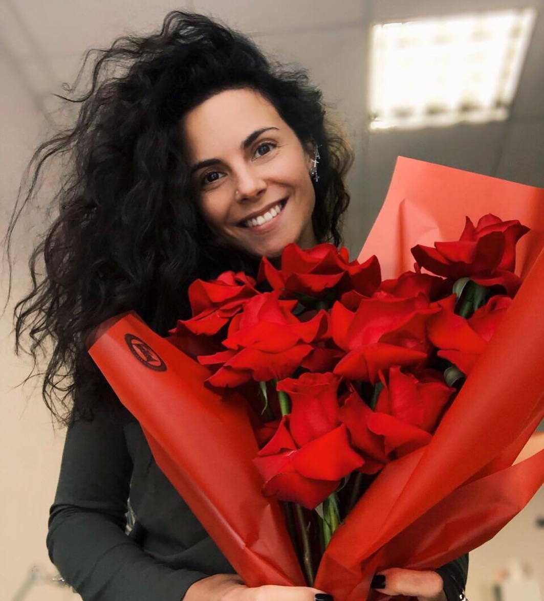 Глаза горят: Каменских с огромным букетом роз восхитила сеть